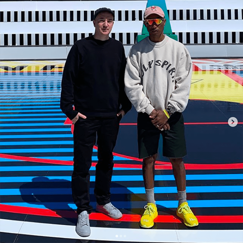Kaws 別名 Brian Donnelly 和 Pharell Williams。 ?Kaws 通過(guò) Instagram